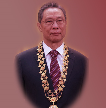 穿西装打领带的男人描述已自动生成